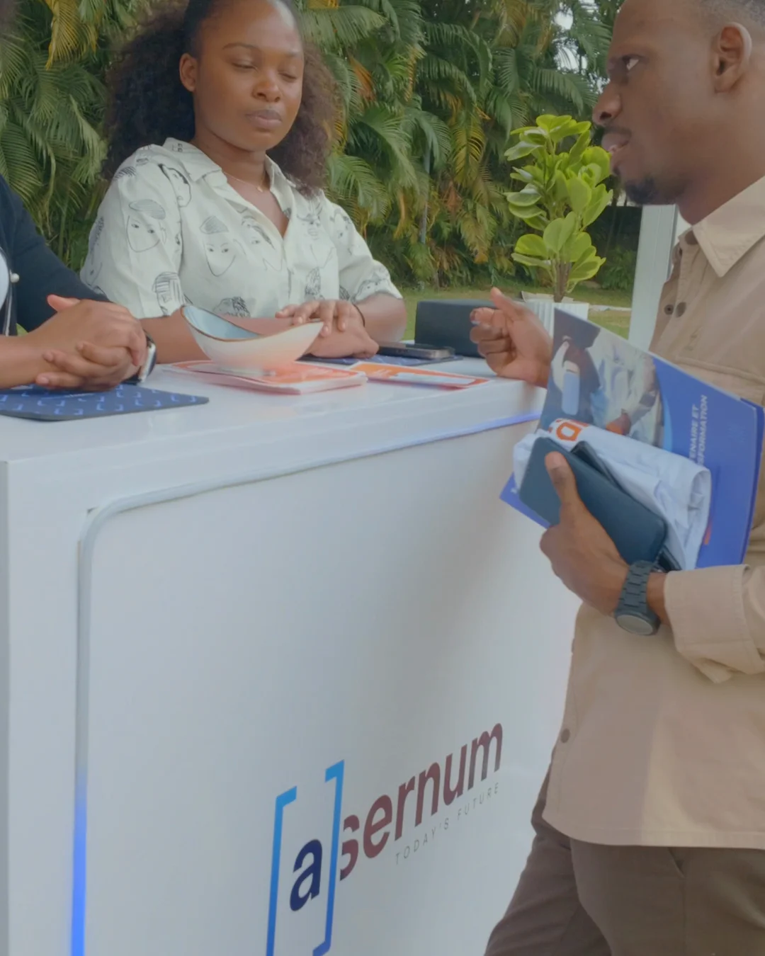 Échanges avec les visiteurs sur le stand Asernum