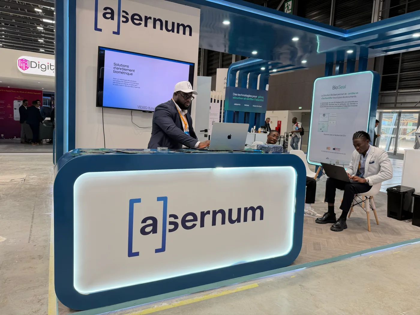 Le stand Asernum × id3 Technologies et son écran « Solutions d'enrôlement biométrique »